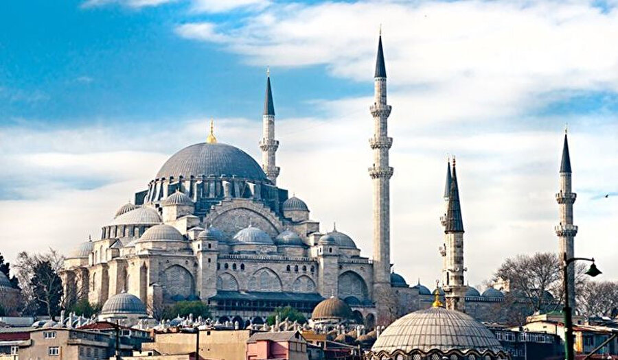 Rivayet odur ki Sinan, Kanuni’nin ısrarlarına rağmen caminin haziresine kendi türbesini yaptırmaz.