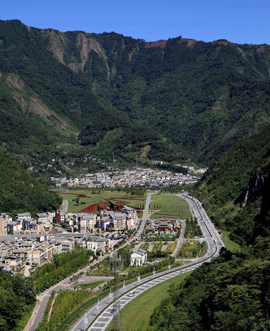 Etkilenen bölge, başkent Chengdu'nun yüz kilometre kuzeyinde, Himalaya Dağları'nın eteğinde yer alıyor.