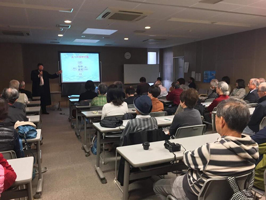 Ahmed Maeno, Japonya'da İslâmî ilimler konusunda seminerler vermektedir.