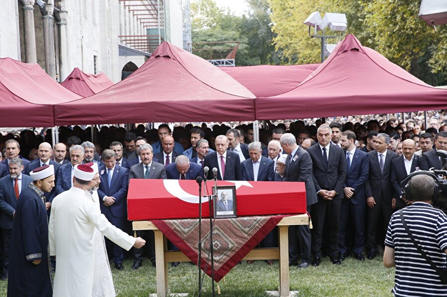 Cumhurbaşkanı Recep Tayyip Erdoğan Kültür ve Turizm Bakan Yardımcısı Prof. Dr. Ahmet Haluk Dursun'un Sultan Ahmet Camisi'ndeki cenaze namazına katıldı.