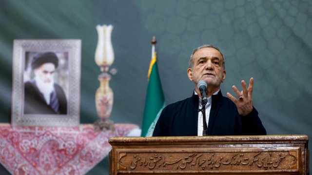 Cette photo fournie par la présidence iranienne montre le président iranien Masoud Pezeshkian prononçant un discours à l'occasion de l'anniversaire de la mort de l'ancien guide suprême du pays, l'ayatollah Ruhollah Khomeini, au mausolée de ce dernier à Téhéran, le 3 juin 2025.